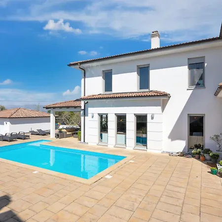 Bel With Pool Villa *