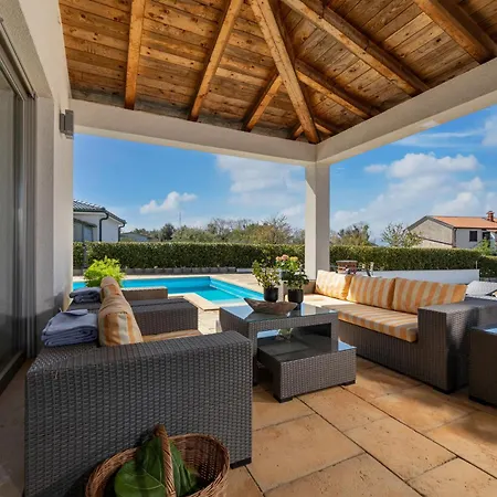 Vilă Bel With Pool Klenovica