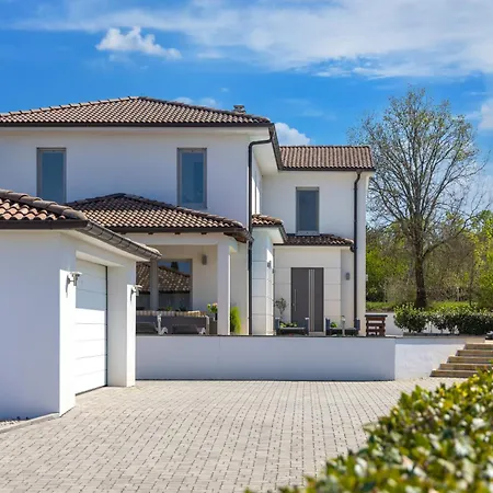 Bel With Pool Vilă *